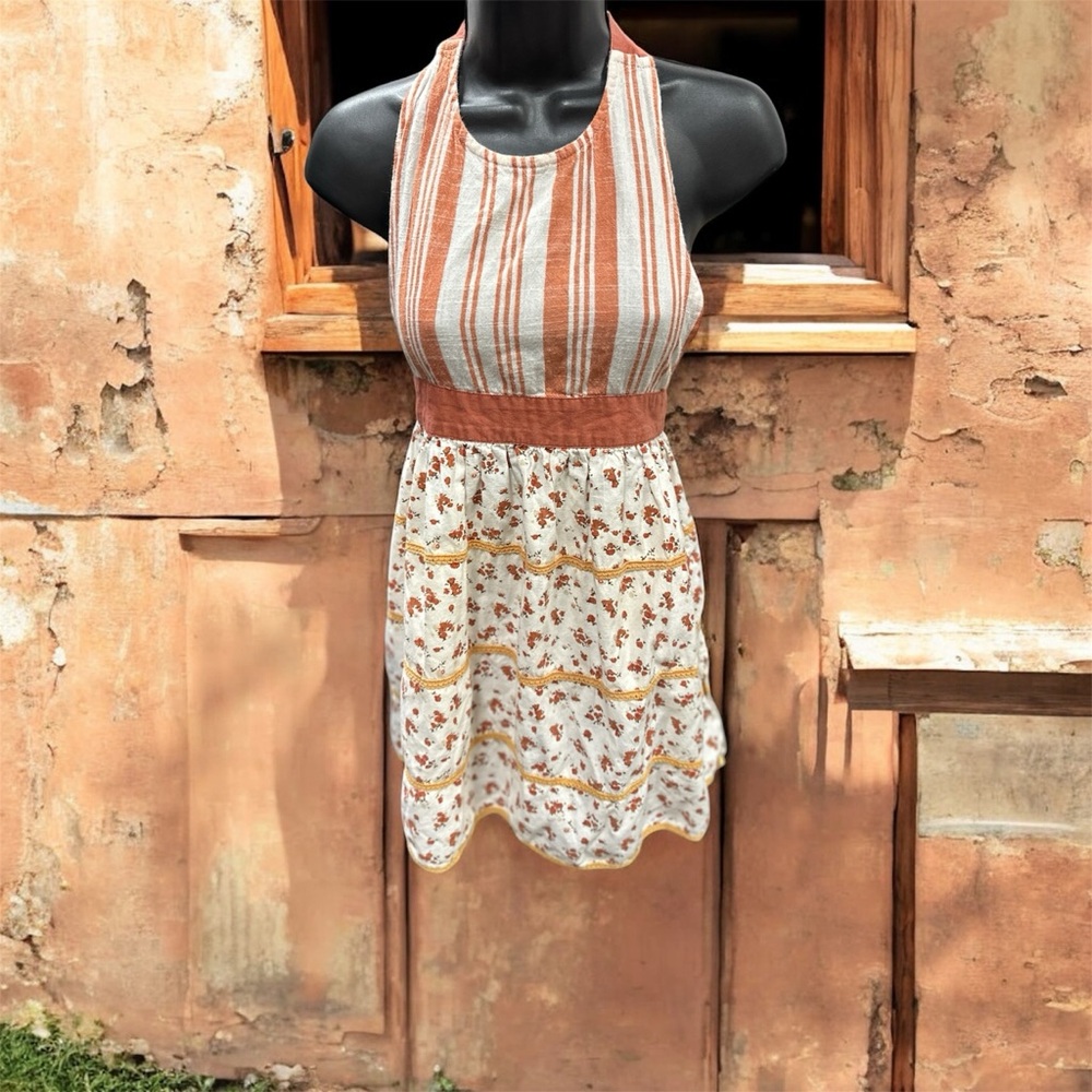 Peach and marigold sur la table apron